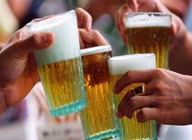 Ingestão de álcool adulterado causa morte de 33 pessoas na Índia