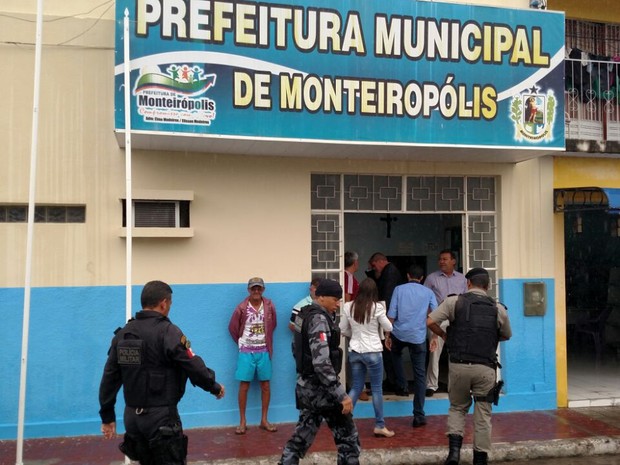 Gecoc cumpre mandados de busca e apreensão na Prefeitura de Monteirópolis
