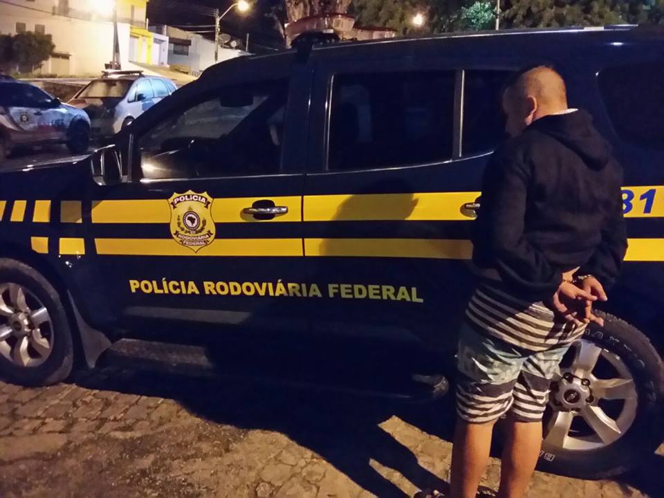 PRF prende foragido da justiça no sertão do estado