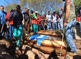 Corpos de vítimas de chacina que matou 18 pessoas são enterrados