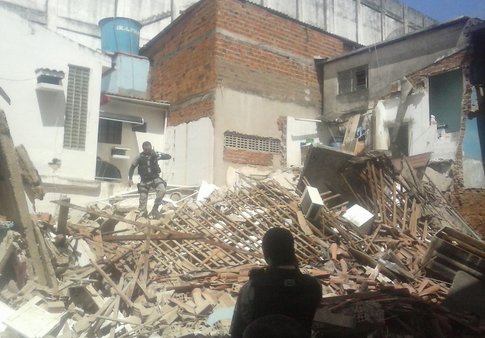 Construção de imóvel desaba e assusta moradores no Centro de Palmeira dos Índios; Veja vídeo