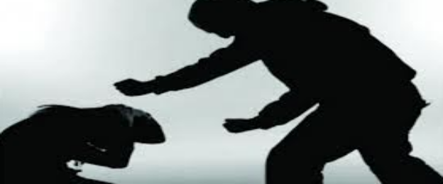 Homem espanca ex-mulher na calçada da Delegacia de Polícia de Pão de Açúcar