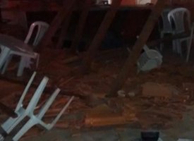 Caminhão colide em muro e derruba telhado de conveniência do BR-26 em Palmeira dos Índios