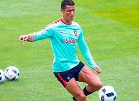 Mãe de Cristiano Ronaldo dá bronca nos críticos na web