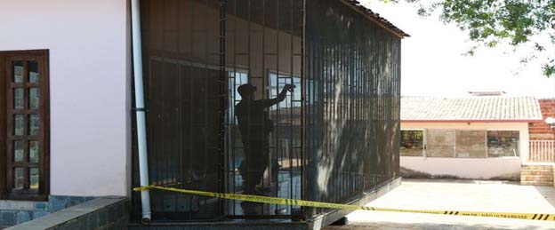 Médica é achada morta, amarrada e amordaçada em banheiro de casa