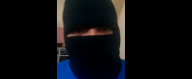 Homem encapuzado cita em vídeo toque de recolher em Boca da Mata