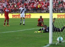 CRB desperdiça pênalti no final e perde de virada para o Vasco; 2 a 1