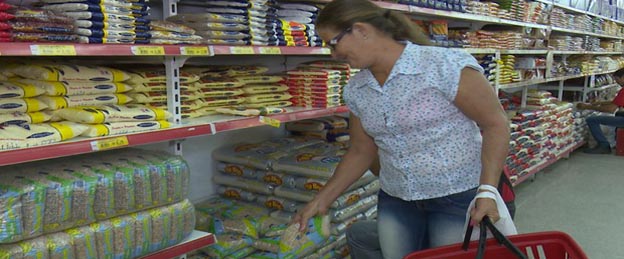 Alta do preço do feijão faz brasileiros mudarem cardápio tradicional