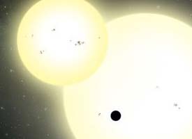 Cientistas descobrem planeta gigante orbitando duas estrelas