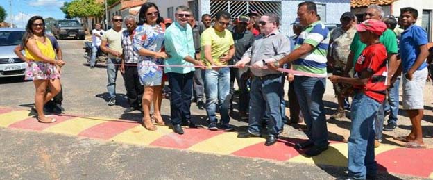 Prefeito é flagrado inaugurando quebra-molas