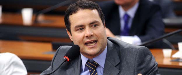 Contrato de telecomunicações opõe clã Calheiros em Alagoas