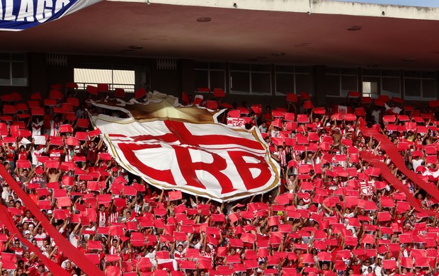 Em Fortaleza, Ceará e CRB empatam e mantêm jejum em jogo briguento