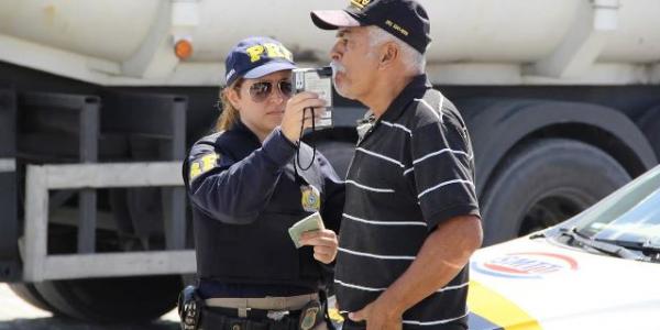 PRF flagra nove pessoas dirigindo embriagadas em rodovias federais de Alagoas
