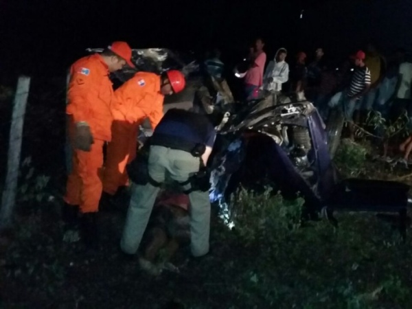 Colisão entre caminhão e carro deixa um morto e um ferido no Sertão