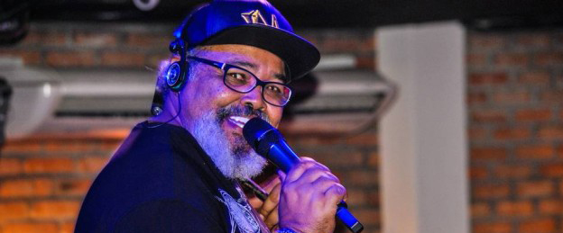 Cantor Jorge Aragão está internado em hospital do Rio