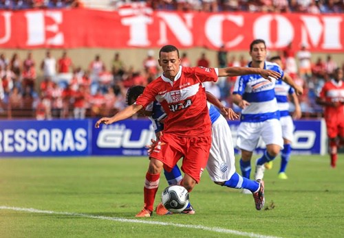 Garoto Luidy marca dois gols em Maceió, e CRB sobe no G-4