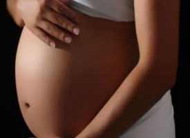 Gestantes devem fazer testes rápidos de sífilis e HIV para evitar transmissão