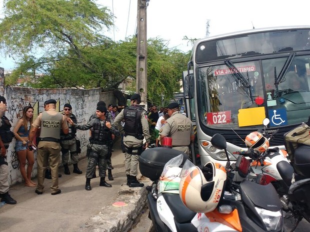 Sargento é baleado e mata suspeito em assalto a ônibus no Jacintinho