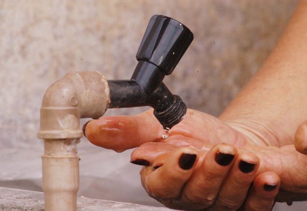 Rompimento de adutora deixa municípios do Sertão sem água