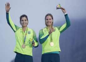 Filhas de peixe, peixinhos são! Martine e Kahena dão show, são ouro e fazem história na vela
