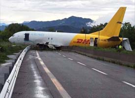 Avião ultrapassa pista de pouso e invade rodovia na Itália