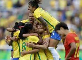 Brasil começa Olimpíada e vence fácil no futebol feminino