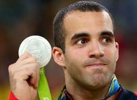 Após ser mordido por cão, ginasta deixa o Rio com duas pratas