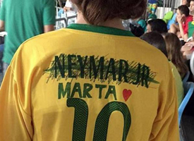 Marta merece mais, diz garoto que riscou nome de Neymar