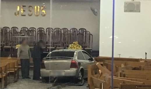 Carro desgovernado invade igreja e destrói cadeiras em Garanhuns