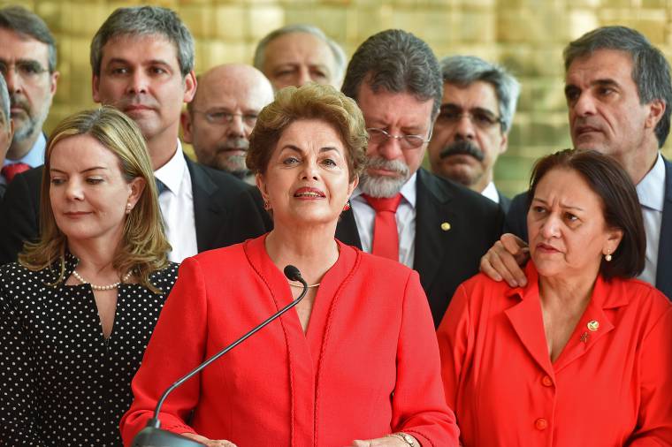 Dilma declara guerra a Temer e afirma: ‘Nós voltaremos’