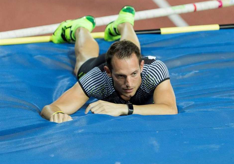 Sem vaias, francês do salto com vara erra e leva nova prata