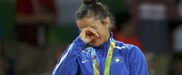 Criada na guerra, heroína põe Kosovo no mapa olímpico: “Uma sobrevivente”