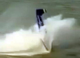 Avião vira durante pouso e espectadores salvam piloto