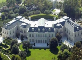 Mansão da Playboy é vendida pela metade do preço