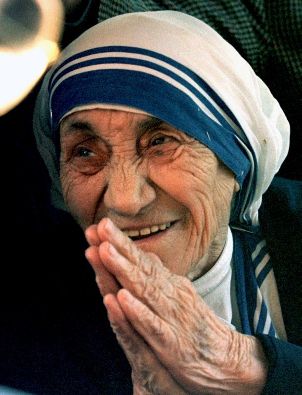 Madre Teresa será canonizada pela Igreja Católica neste domingo