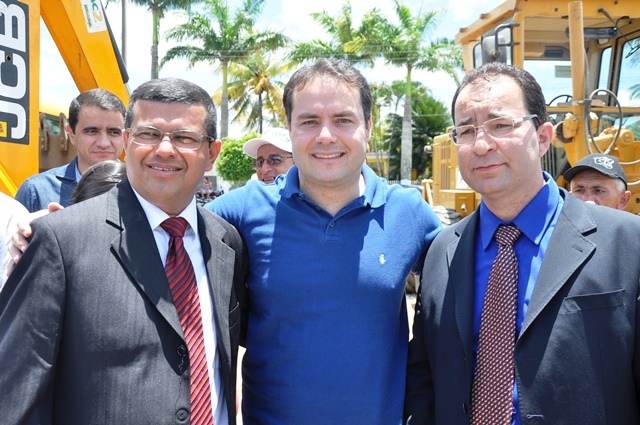 Renan Filho participa de caminhada em apoio à reeleição de Oliveiro Torres