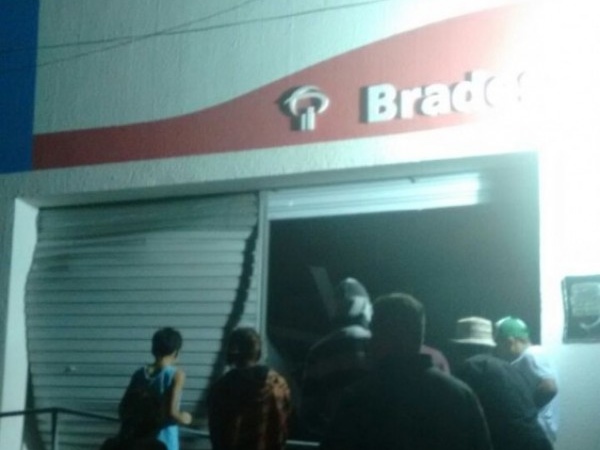 Criminosos explodem agência bancária na cidade de Inhapi