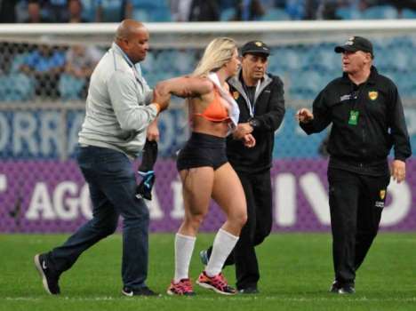 Miss Bumbum invade gramado após jogo entre Grêmio e Palmeiras