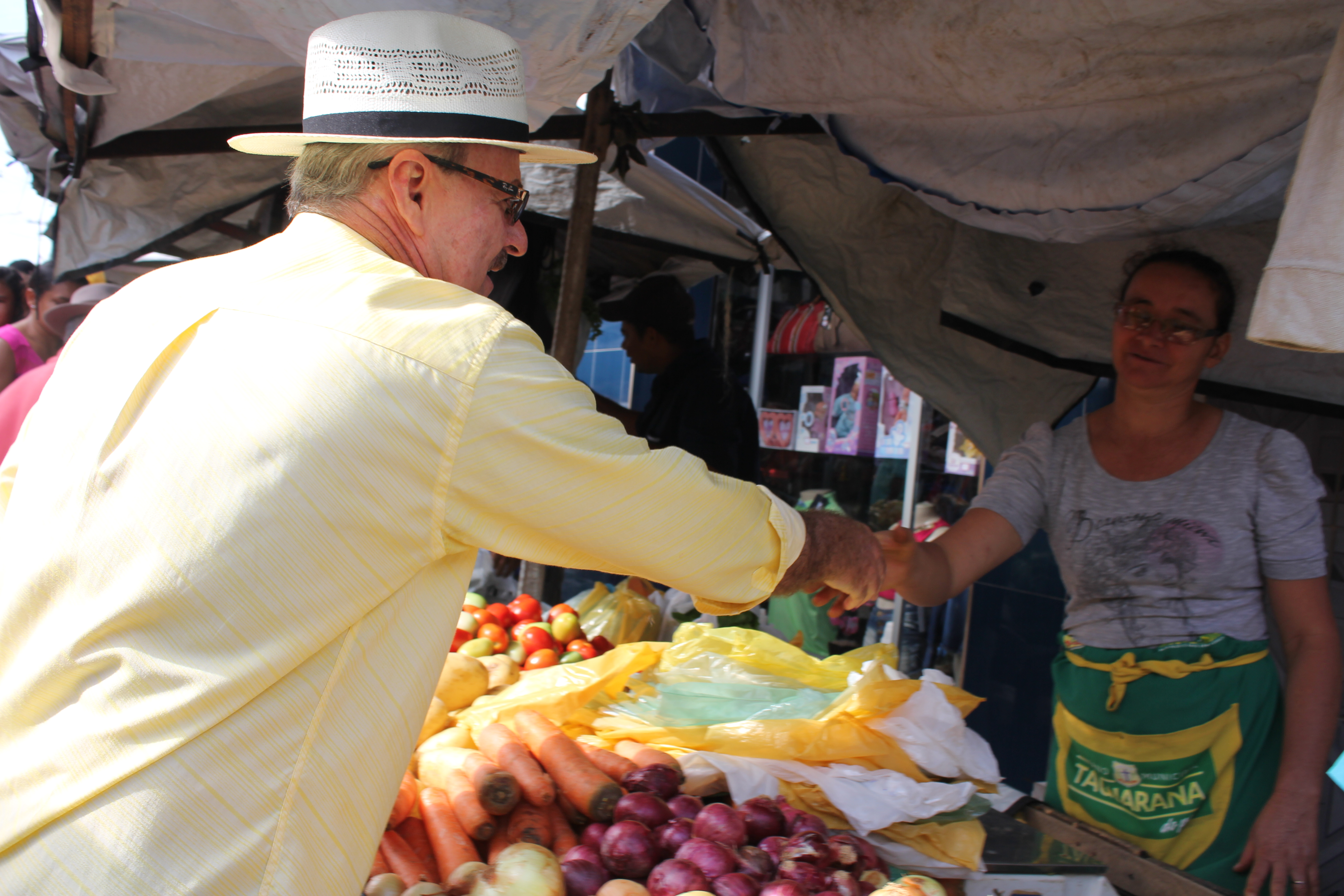 Taquarana: Geraldo Cícero e comitiva visitam feira livre