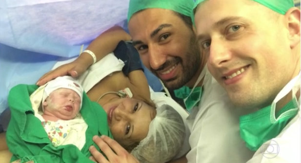 Mulher oferece ventre para bebê de filho gay com marido francês dele