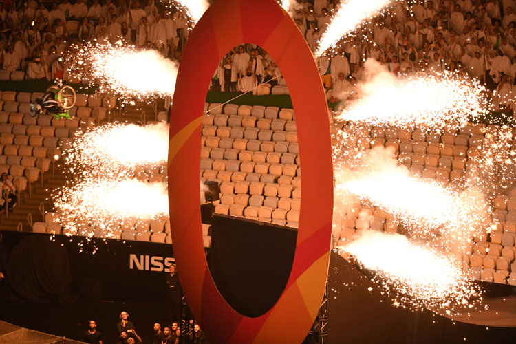 Atleta cadeirante desce megarrampa e levanta público no Maracanã