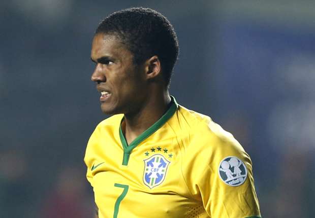 Com lesão na coxa, Douglas Costa é cortado e Tite convoca Taison