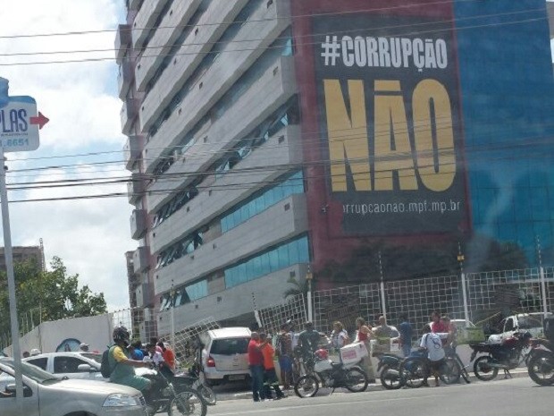Veículo colide contra grade do estacionamento do MPF