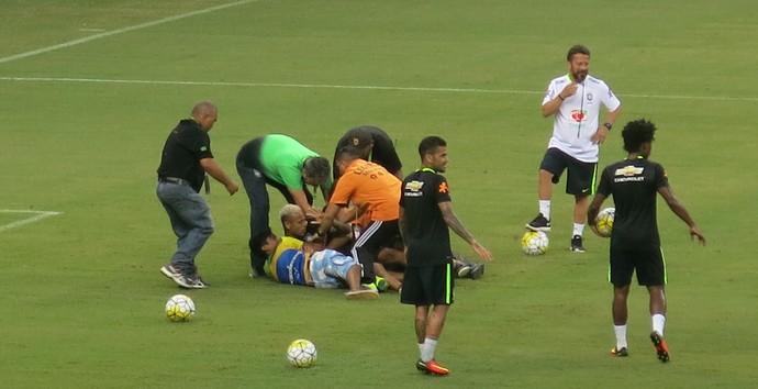 Torcedores invadem treino do Brasil em Manaus