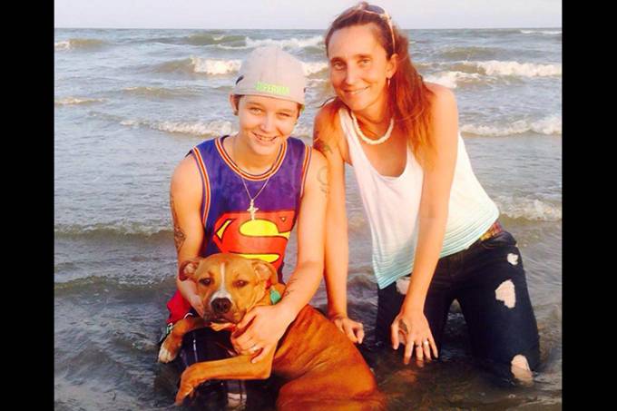 Mãe e filha enfrentam acusação de incesto após se casarem nos EUA