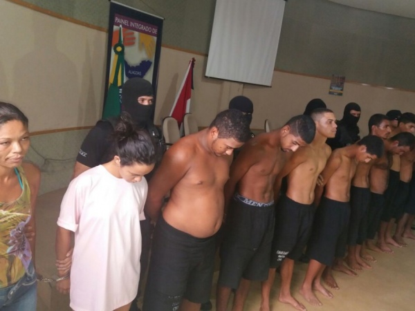 Polícia apresenta suspeitos de distribuir drogas em bairros de Maceió