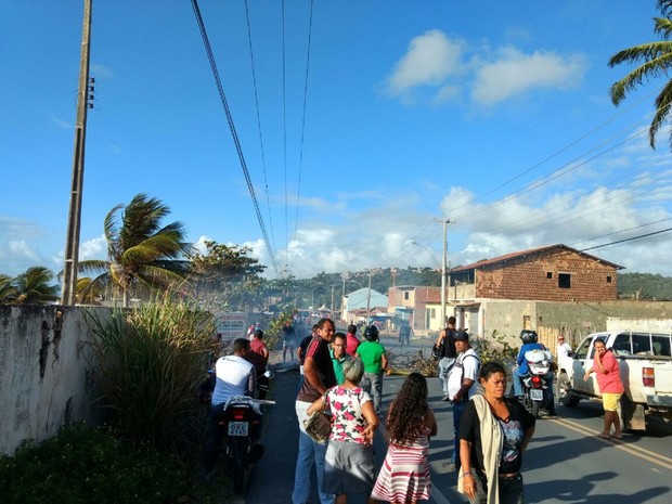 Moradores protestam contra estupros e bloqueiam AL-101 Norte