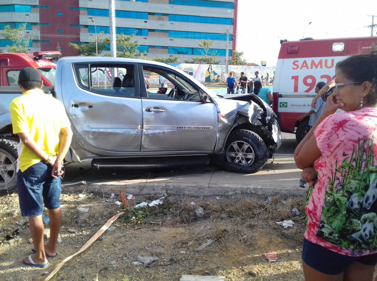 Motorista embriagado invade calçada e atropela idosos