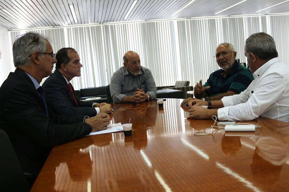 Padre Eraldo tem encontro com presidente da FIEA para projetos educacionais em Delmiro Gouveia