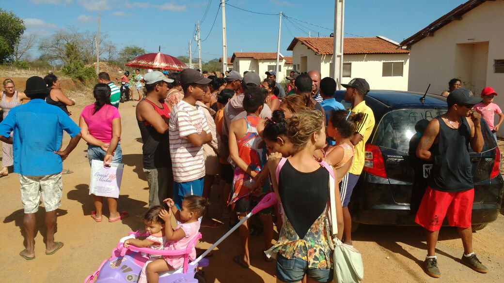 Famílias ocupam conjunto habitacional inacabado em Palmeira